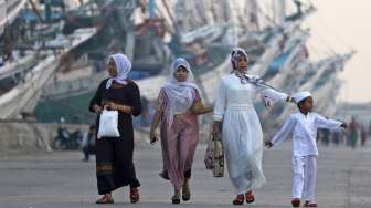 Umat muslim melaksanakan sholat Idul Fitri 1435 H di Pelabuhan Sunda Kelapa Jakarta, Senin (28/7). [suara.com/Kurniawan Mas'ud]