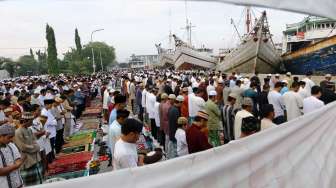 Umat muslim melaksanakan sholat Idul Fitri 1435 H di Pelabuhan Sunda Kelapa Jakarta, Senin (28/7). [suara.com/Kurniawan Mas'ud]