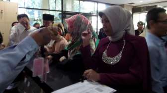 Istri dari Rachmat Yasin, Elly Halimah menjenguk suaminya di KPK, Senin (28/7). [suara.com/Bowo Raharjo]