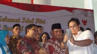 Massa Pendukung Prabowo Gembok Gerbang KPU 