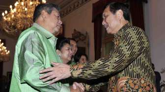 Presiden Susilo Bambang Yudhoyono (kiri) menyalami Luhut Binsar Pandjaitan (kanan) pada acara open house Idul Fitri  1435 H di Istana Negara, Jakarta, Senin (28/7). [Antara/Andika Wahyu]