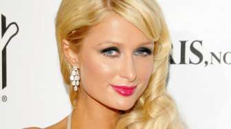 Paris Hilton Terjebak di Lift Penuh Sesak di Cina