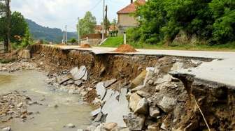 Jalan Lintas Tengah di Kuansing yang Longsor Sudah Bisa Dilalui, Sistem Buka Tutup