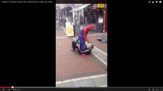 Video: Muncul di Dublin, Spiderman Gebuk Pemabuk