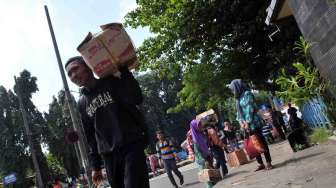 Suasana arus balik di terminal bus Kampung Rambutan Jakarta Timur, Jumat (1/8). [suara.com/Adrian Mahakam]