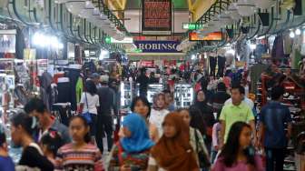 Sejumlah toko mulai buka di kawasan pusat perbelanjaan Blok M Mall, Jakarta, Jumat (1/8). [suara.com/Kurniawan Mas'ud]