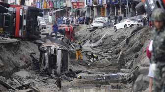 Akibat sejumlah ledakan dari kebocoran pipa gas bawah tanah di Kaohsiung, Taiwan, Jumat (1/8). [Reuters/Toby Chang]