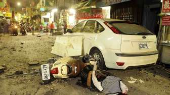 Akibat sejumlah ledakan dari kebocoran  pipa gas bawah tanah di Kaohsiung, Taiwan, Jumat (1/8). [Reuters/Stringer]