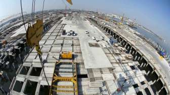 Suasana pembangunan Pelabuhan Kalibaru atau yang disebut Terminal New Priok di Pelabuhan Tanjung Priok, Jakarta Utara, Sabtu (2/8). [Antara/Andika Wahyu]