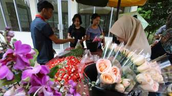 Masyarakat berziarah ke taman makam Pahlawan Kalibata Jakarta, Minggu (3/8). [suara.com/Kurniawan Mas'ud]