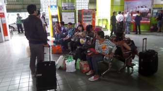 Pemudik Masih Ramaikan Stasiun Gambir dan Senen