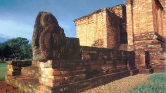 Menikmati Keindahan Candi Muarojambi