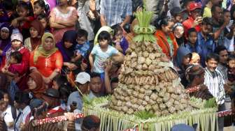 Meriahnya Tradisi Lebaran Ketupat di Madura