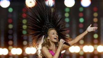 Kyle Minogue Mempesona di Penutupan Commonwealth Games