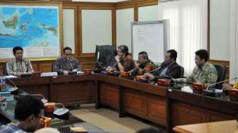 Kemitraan Partnership memberikan penghargaan atas prakarsa dan inovasi KPU RI dalam transparansi data pemilu di ruang sidang utama lantai 1 KPU pusat Jakarta, Selasa (5/8). [suara.com/Adrian Mahakam]