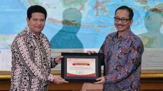 Kemitraan Partnership memberikan penghargaan atas prakarsa dan inovasi KPU RI dalam transparansi data pemilu di ruang sidang utama lantai 1 KPU pusat Jakarta, Selasa (5/8). [suara.com/Adrian Mahakam]