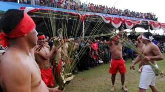 Mengenal Tradisi "Pukul Sapu" di Maluku