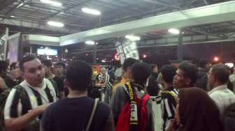 Pemain Juventus Kecoh Penggemar di Bandara Soetta