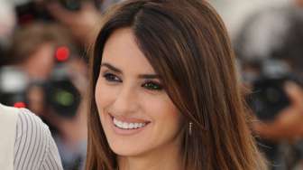 Penelope Cruz Sutradarai dan Bintangi Iklan Pakaian Dalam