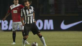 Bintang Juventus Andrea Pirlo (kanan) berebut bola dengan pemain ISL All Star Cristian Gonzales (Antara/Rosa Panggabean) 