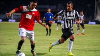 Striker Juventus Carlos Teves (kanan) menempel pemain ISL All Stars Matsunaga Shohei (kiri).(Antara/Ismar Patrizki).