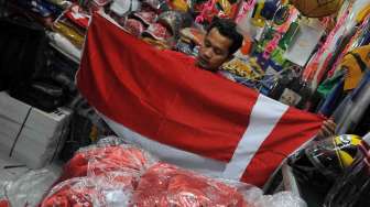 Pedagang konveksi di Pasar Senen mulai mengalami peningkatan penjualan bendera Merah Putih mendekati Hari Kemerdekaan Indonesia 17 Agustus mendatang, Jakarta, Kamis (7/8). [suara.com/Adrian Mahakam]