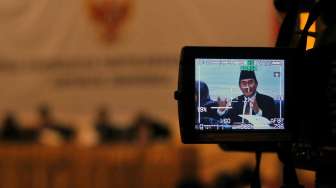 Dewan Kehormatan Penyelenggara Pemilu menggelar sidang perdana dugaan pelanggaran kode etik KPU dan Bawaslu RI di Ruang KH. M. Rosyidi, Kantor Kementrian Agama Jakarta, Jumat (8/8). [suara,com/Adrian Mahakam]