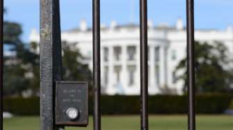 Foto Bill Clinton dan George W. Bush Digeser dari Gedung Putih