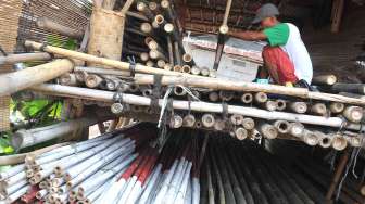 Bambu-bambu untuk tiang bendera dan sebagaimana, kerap dicari pada momen HUT RI, seperti yang antara lain tersedia di usaha bambu milik Kahfi di kawasan Manggarai, Jakarta, Sabtu (9/8/2014) ini. [Suara.com/Adrian Mahakam]