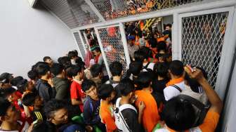 Para pendukung tim sepak bola Persija Jakarta, THE JAKMANIA memadati stadion utama Gelora Bung Karno Jakarta, Minggu (10/8). [suara.com/Kurniawan Mas'ud]