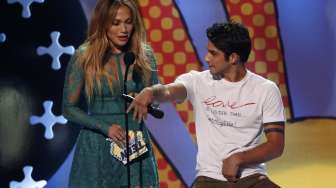 Jennifer Lopez Diberi Kejutan "Lelaki" di Teen Choice Awards