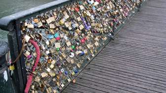 Tradisi Gembok Cinta di Pont des Arts Diganti dengan Selfie