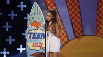 Ariana Grande menerima penghargaan untuk kategori choice female artist untuk lagunya \"Problem\" dalam ajang Teen Choice Awards 2014 di Los Angeles, California, Amerika Serikat, Minggu (10/8).[Reuters/Mario Anzuoni]