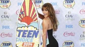 Lea Michele mendapatkan penghargaan aktris komedi televisi pilihan untuk perannya di serial \"Glee\"  dalam ajang Teen Choice Awards 2014 di Los Angeles, California, Amerika Serikat, Minggu (10/8).[Reuters/Danny Moloshok]