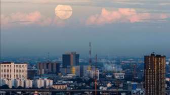 Sebuah penampakan \"supermoon\" di langit pusat kota Bangkok, Thailand, Senin (11/8/2014) dini hari. [Reuters/Athit Perawongmetha]