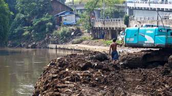 Proyek normalisasi di Sungai Ciliwung, Kampung Melayu, Jakarta, Selasa (12/8). [suara.com/Kurniawan Mas'ud]