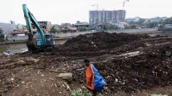 Proyek normalisasi di Sungai Ciliwung, Kampung Melayu, Jakarta, Selasa (12/8). [suara.com/Kurniawan Mas'ud]