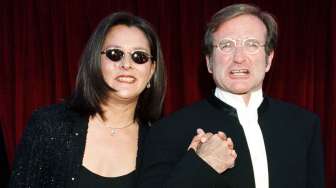 Robin Wlliams bersama istri  , Marsha di Academy Awards, 23 Maret 1998. [Reuters/Fred Prouser]