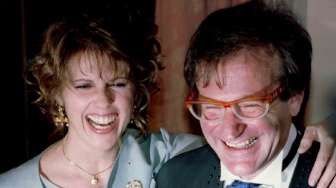 Pam Dawber (kiri) dan Robin Williams di American Museum of the Moving Image Tribute di New York, Amerika Serikat, 23 Februari 1995. [Reuters/Jeff Christensen]