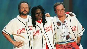 Robin Williams (kanan), Billy Crystal (kiri), dan Whoopi Goldberg di atas panggung Radio City Music Hall di New York, Amerika Serikat, 14 Juni 1998. [Reuters/Jeff Christensen]