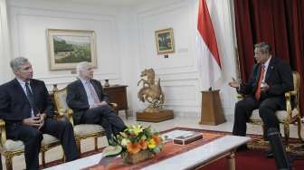 Presiden SBY menerima Delegasi Senator AS John McCain di kantor Presiden Jakarta, Selasa (12/8). [Rumgapres/Abror]