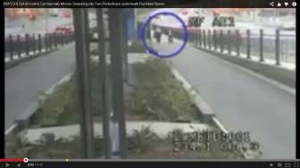 Video: Dua Pejalan Kaki Nyaris Tergilas Mobil