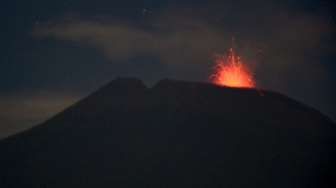 Gunung Slamet mengeluarkan asap hitam dan letusan terlihat dari Pos Pengamatan Gunung Api Slamet, Desa Gambuhan, Pemalang, Jateng, Rabu (13/8).  [Antara/Oky Lukmansyah]