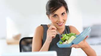 Hentikan Kebiasaan Makan di Meja Kerja, Ini 5 Efek Buruknya!