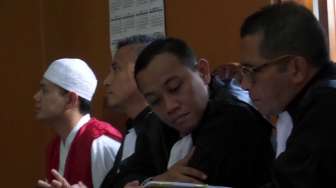 Sidang lanjutan terdakwa Susilo Wibowo atau Guntur Bumi atau UGB atas kasus penipuan dengan modus pengobatan alternatif kembali digelar di Pengadilan Negeri Jakarta Selatan, Rabu (13/8). [suara.com/Ismail]