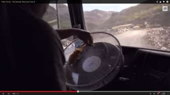  Wow, Truk Besar Ini Dikemudikan oleh Hamster