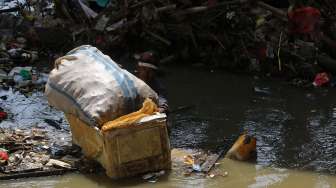 Seorang pemulung mengais rezeki di tumpukan sampah kali pintu air karet Tanah Abang Jakarta, beberapa waktu lalu. Suara.com/Kurniawan Mas'ud