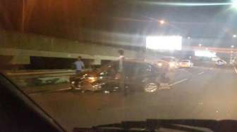 Mobil Sedan Remuk Usai Tabrak Pembatas Jalan Tol Bandara 