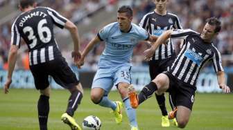 Tiga pemain Newcastle mencoba menghentikan laju pemain City Stevan Jovetic (tengah) [Reuters/Andrew Yates]