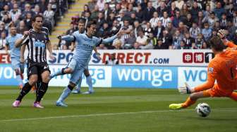 David Silva menjebol gawang Tim Krul [Reuters/Andrew Yates]